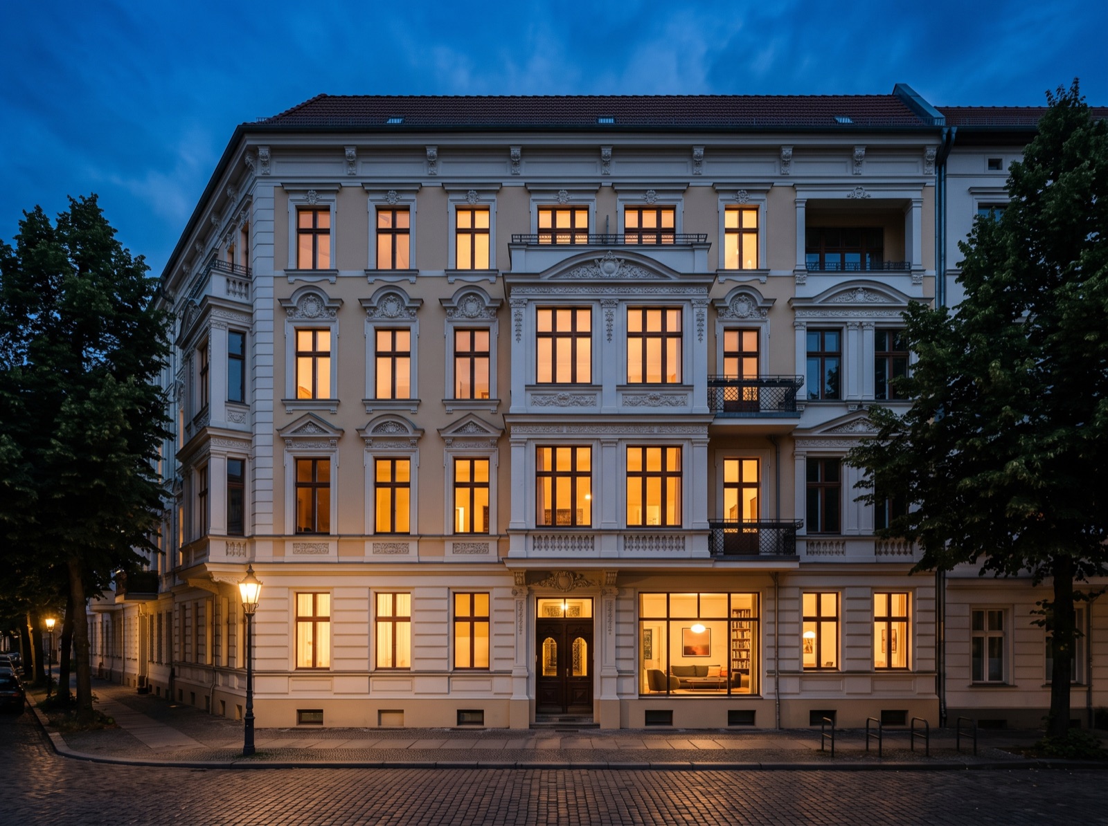Sanierte Altbau-Fassade am Abend